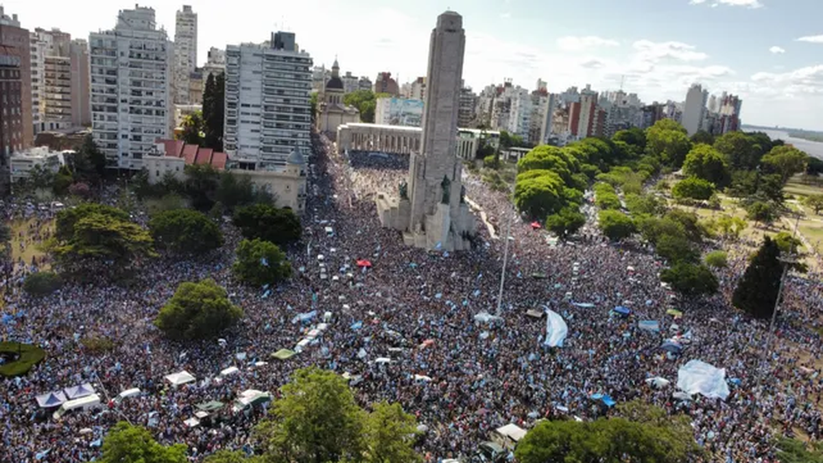El monumento a la bandera en Rosario desbordó de hincas albicelestes.