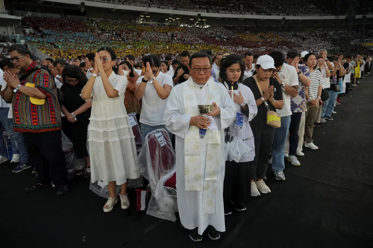Los fieles católicos de Indonesia se congregaron en el estadio Gelora Bung Karno en Yakarta para la misa del Sumo Pontífice en el país. Los fieles católicos de Indonesia se congregaron en el estadio Gelora Bung Karno en Yakarta para la misa del Sumo Pontífice en el país.
