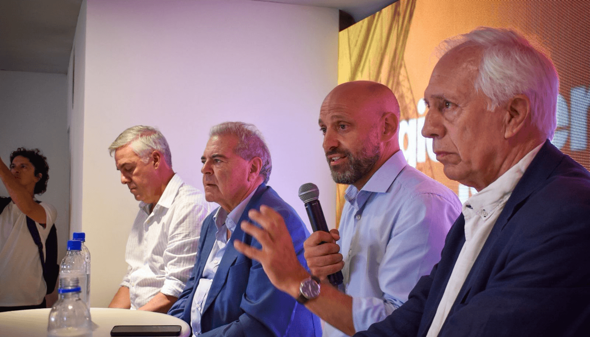 Autoridades y entidades de la Región Centro plantaron bandera contra el proteccionismo europeo en la ExpoAgro. Autoridades y entidades de la Región Centro plantaron bandera contra el proteccionismo europeo en la ExpoAgro.