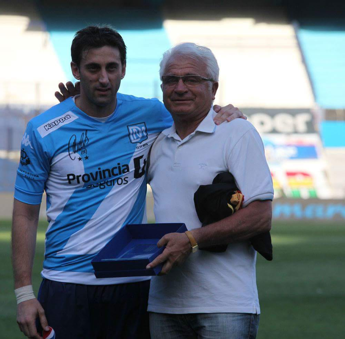 Diego Milito y Miguel Gomis. (Foto: Twitter: @RacingManiacos).