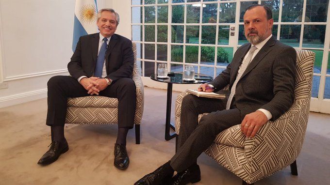 El presidente Alberto Fernández recibió a Gustavo Sylvestre y el equipo de C5N en la Quinta de Olivos para una entrevista en vivo. Foto: C5N