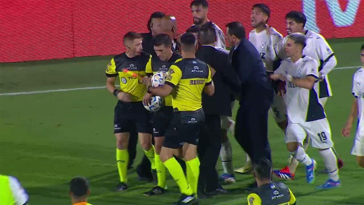 Elárbitro Andrés Merlos protagonizó un nuevo escándalo tras el partido queIndependiente perdió a Newell’s Old Boys 2-1 y provocó la bronca de JulioVaccari.