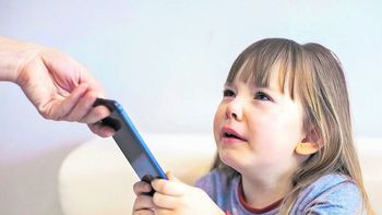 El drama del uso de celulares en niños: por qué se prohíben y en qué afecta
