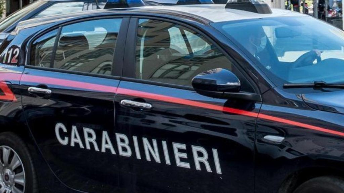 En Trofarello, Italia, los carabinieri se percataron de la broma cuando encontraron dentro de la camioneta al novio que no sab&iacute;a que era la principal v&iacute;ctima de la escenificaci&oacute;n.