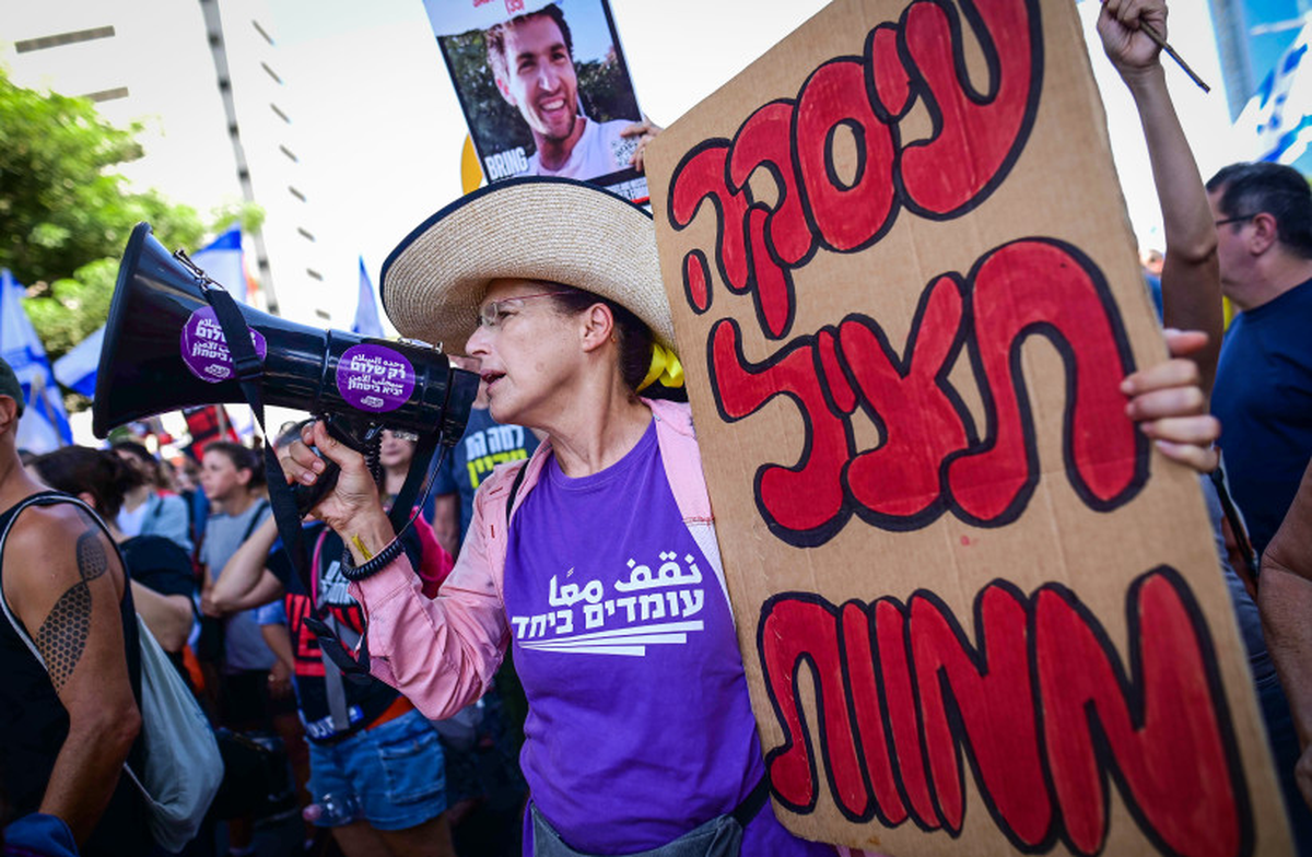 Una israelí sostiene un cartel contra Netanyhau Una israelí sostiene un cartel contra Netanyhau