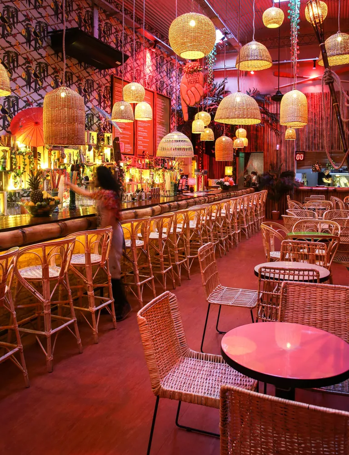 Colores, luces, decoración exótica y extravagante hacen a este bar en Buenos Aires.