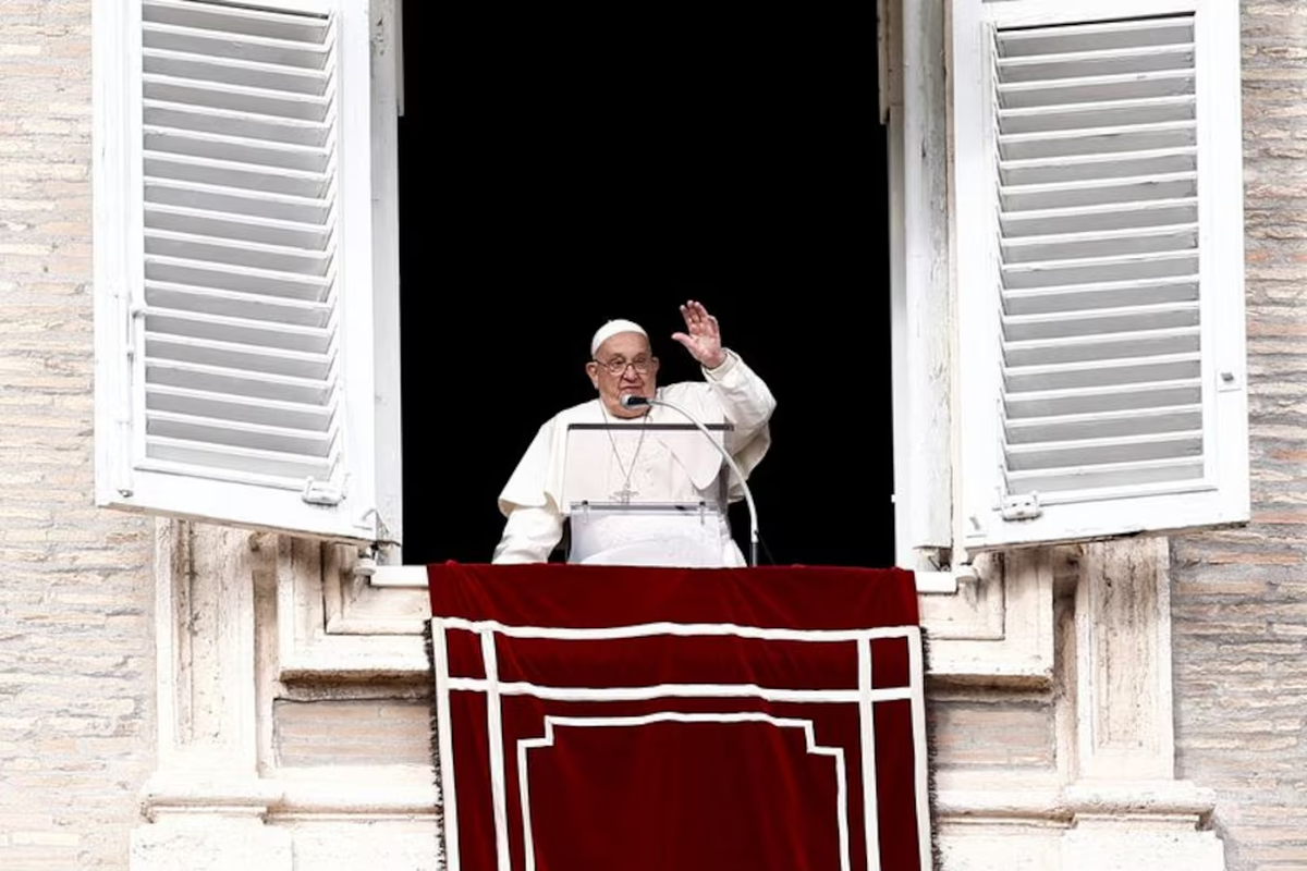El papa Francisco dirige la oración del Ángelus desde su ventana en el Vaticano, el 6 de enero de 2025 (REUTERS/Guglielmo Mangiapane) El papa Francisco dirige la oración del Ángelus desde su ventana en el Vaticano, el 6 de enero de 2025 (REUTERS/Guglielmo Mangiapane)