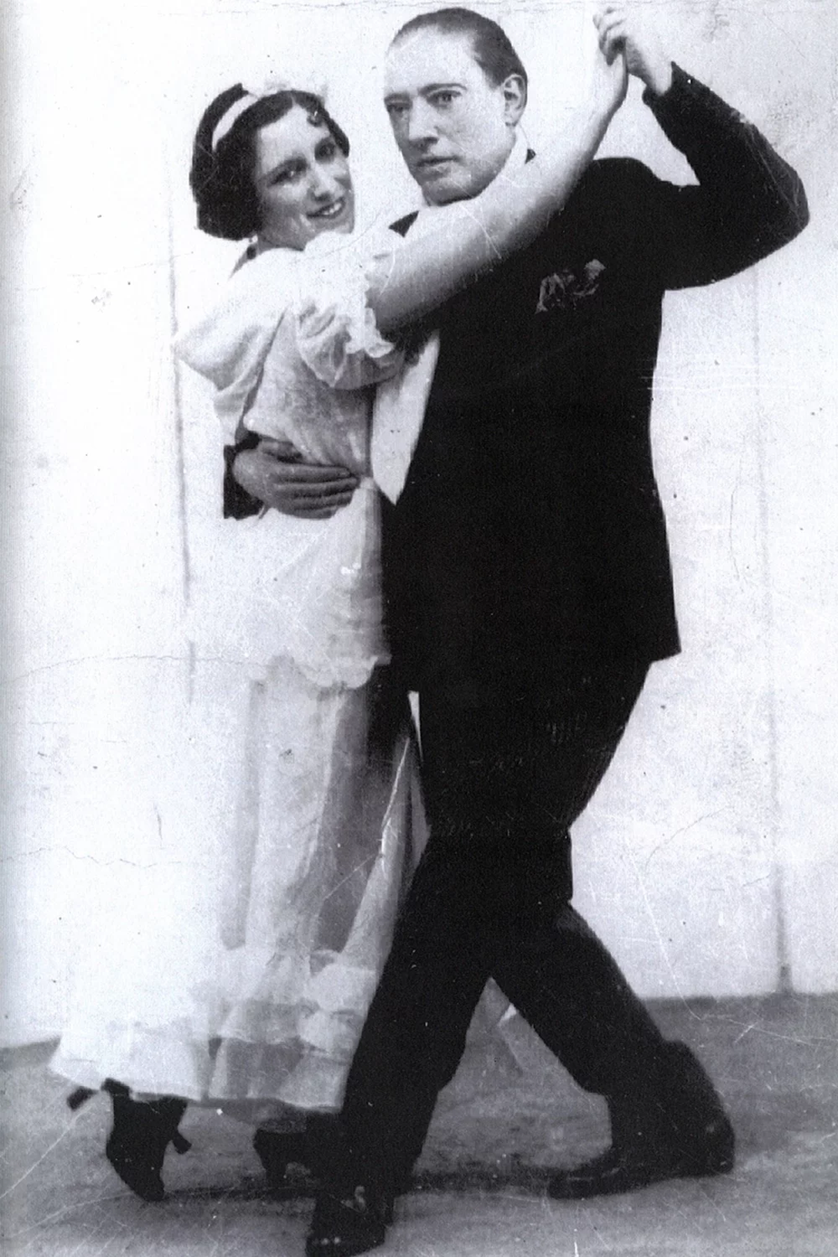 El tango nació en los barrios populares de Buenos Aires y Montevideo, con mezclas de las culturas europeas y africanas. Hoy en día, es considerado patrimonio cultural por la UNESCO. El tango nació en los barrios populares de Buenos Aires y Montevideo, con mezclas de las culturas europeas y africanas. Hoy en día, es considerado patrimonio cultural por la UNESCO.