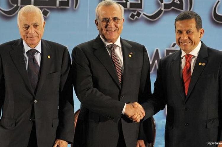 Presidente de Perú, Ollanta Humala (dcha.), con el Secretario General de la Liga Árabe, Nabil Al Araby (izqda.), y el presidente de Líbano, Michel Suleiman (centro).