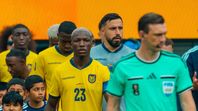 Ecuador se enfrenta a México (y sus hinchas) Ecuador se enfrenta a México (y sus hinchas)