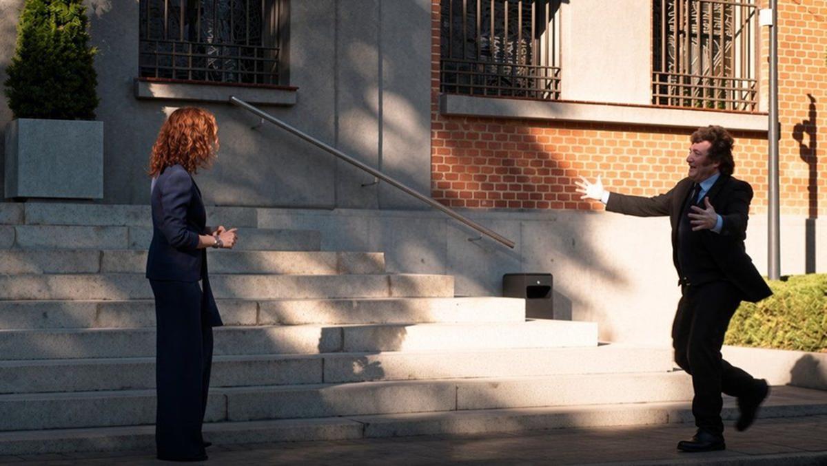 Ins&oacute;lita carrera de Javier Milei para abrazar a Isabel D&iacute;az Ayuso