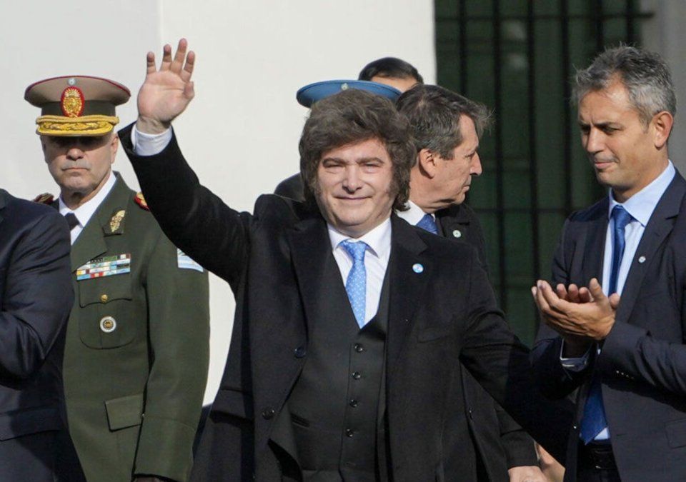 Una vez finalizado el Tedeum en la Catedral, Javier Milei, llevó a todo su gabinete a un escenario montado frente al Cabildo.