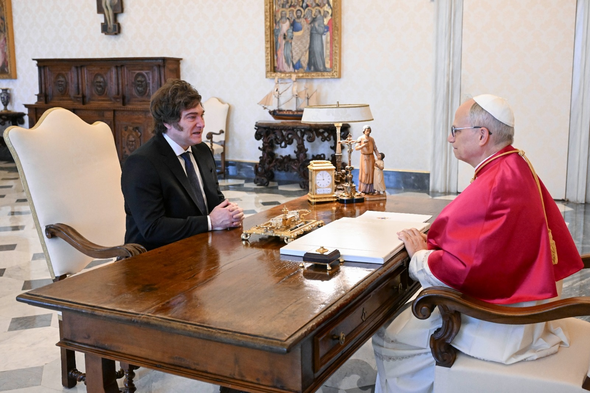 El Presidente Javier Milei en audiencia con el Papa León XIV, en el Vaticano en junio de 2025, cuando le confirmó que visitará la Argentina. El Presidente Javier Milei en audiencia con el Papa León XIV, en el Vaticano en junio de 2025, cuando le confirmó que visitará la Argentina.