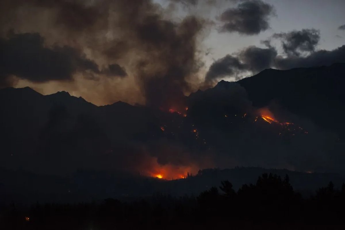 El fuego ya ha causado importantes pérdidas materiales, incluyendo la destrucción parcial de la Escuela 'Mariano Moreno' y daños en viviendas y locales comerciales. A pesar de los esfuerzos de las autoridades, la situación sigue siendo crítica. El fuego ya ha causado importantes pérdidas materiales, incluyendo la destrucción parcial de la Escuela 'Mariano Moreno' y daños en viviendas y locales comerciales. A pesar de los esfuerzos de las autoridades, la situación sigue siendo crítica.