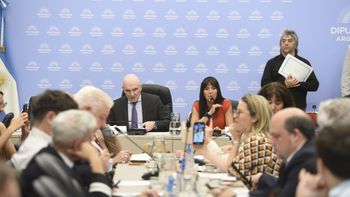 Se emitió dictamen de mayoría en la comisión que trataba la privatización de Aerolíneas Argentinas. Se emitió dictamen de mayoría en la comisión que trataba la privatización de Aerolíneas Argentinas.