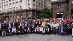 Los intendentes frente al ministerio de Economía (Foto: PRENSA-MIN-INFRAESTRUCTURA-PBA)