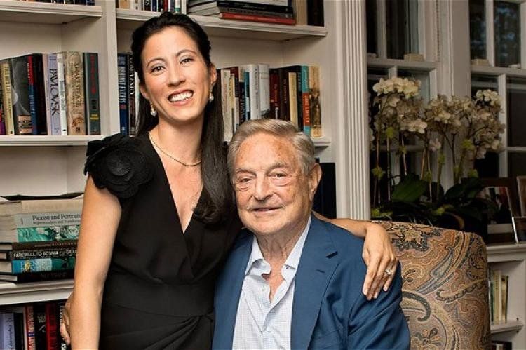 George Soros y su actual pareja Tamiko Bolton, su profesora de yoga.
