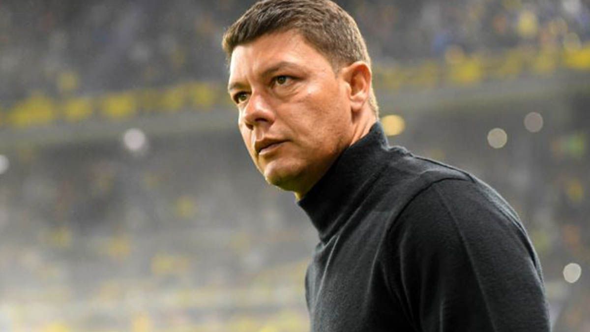 Boca es uno de los extraños cosas que existen de ganar partidos, jugar mal y ser puntero a tres fechas del final. Qué DT era el mejor, ¿Battaglia o Ibarra?.