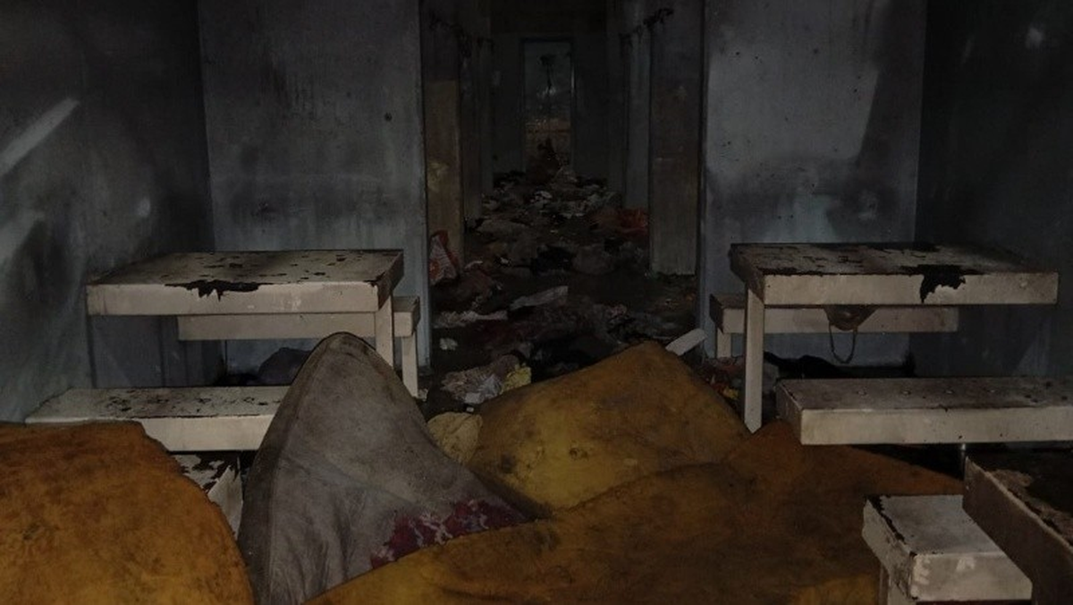 Sobrepoblación en una comisaría que tiene capacidad para 16 personas y hay 56. Sobrepoblación en una comisaría que tiene capacidad para 16 personas y hay 56.