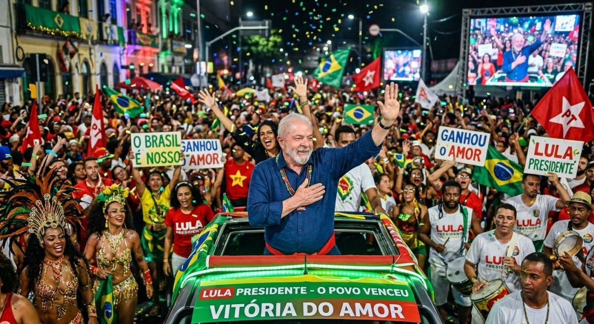 Imagen creada con la IA de Gemini en la que se ve a Lula da Silva festejando su triunfo tras el balotaje del domingo.