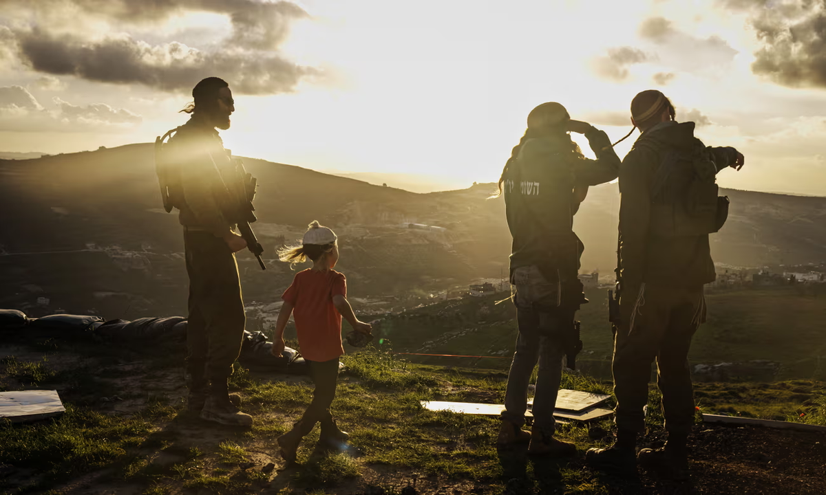 Colonos armados observan las ciudades palestinas cercanas desde su puesto de seguridad en Yitzhar, Cisjordania. Fotografía: Marcus Yam/Los Angeles Times/Getty Images Colonos armados observan las ciudades palestinas cercanas desde su puesto de seguridad en Yitzhar, Cisjordania. Fotografía: Marcus Yam/Los Angeles Times/Getty Images
