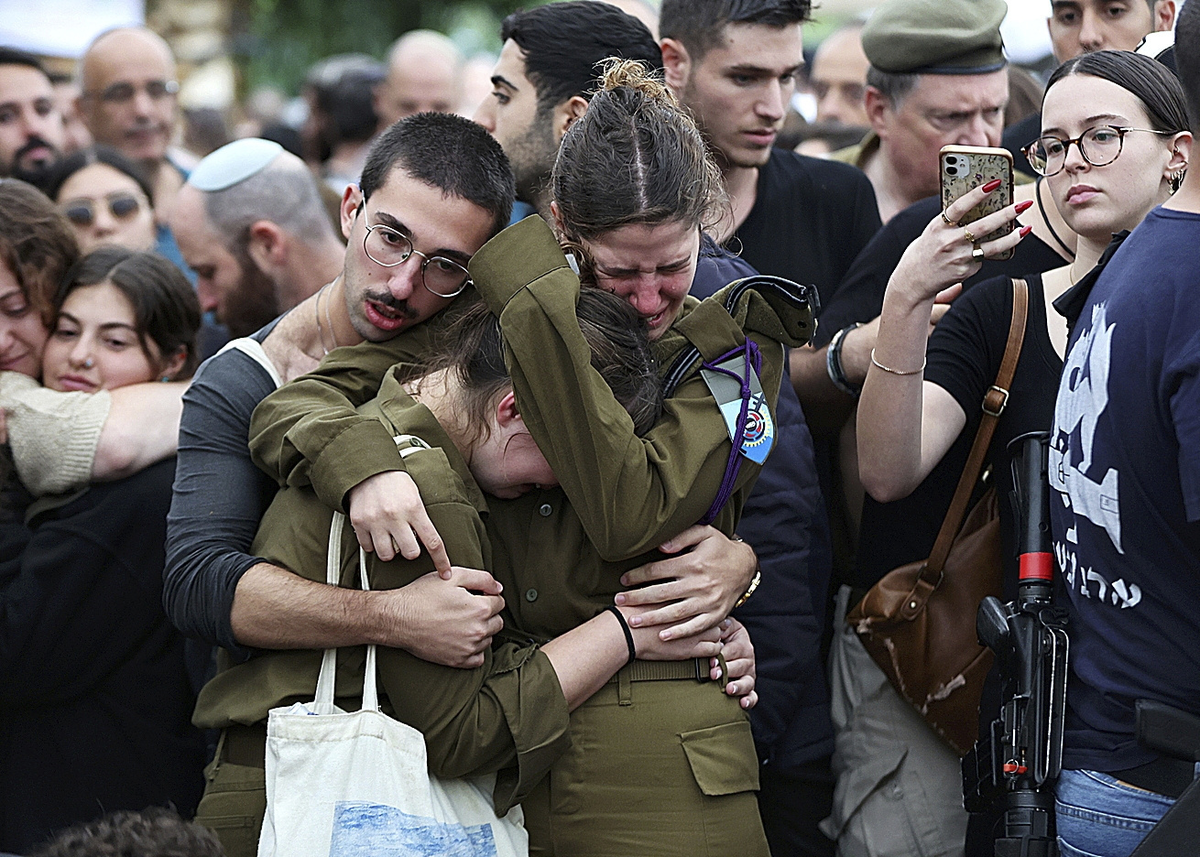 Familiares de un soldado israelí lloran en su funeral.EFE Familiares de un soldado israelí lloran en su funeral.EFE