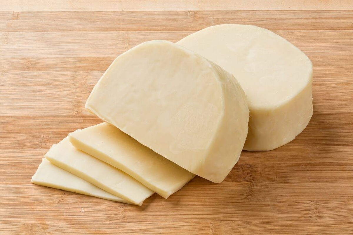 Los productos son quesos provolone y parmesano de diferentes tipos. Los productos son quesos provolone y parmesano de diferentes tipos. 