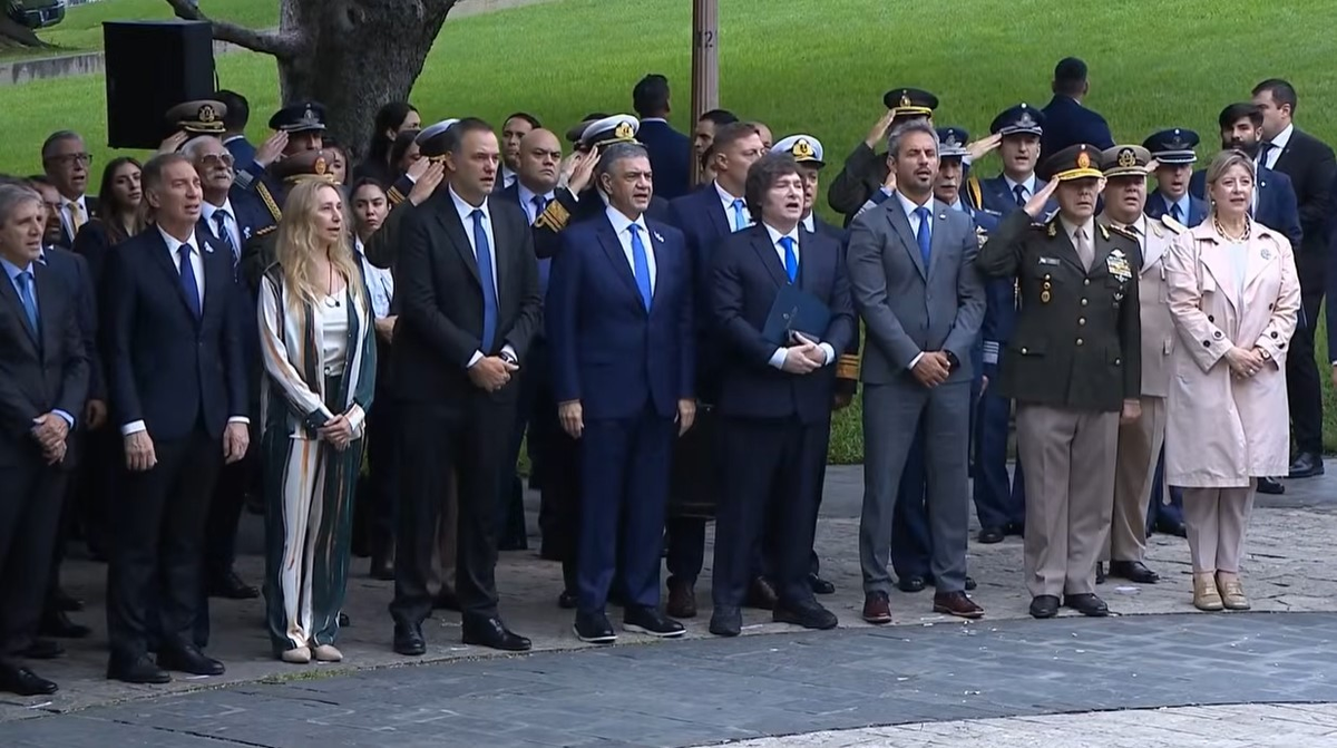 La imagen como valor simbólico: Javier Milei ratificó el reclamo por Malvinas escoltado por Manuel Adorni y comitiva, en un gesto de respaldo total al Jefe de Gabinete tras las denuncias por su patrimonio. La imagen como valor simbólico: Javier Milei ratificó el reclamo por Malvinas escoltado por Manuel Adorni y comitiva, en un gesto de respaldo total al Jefe de Gabinete tras las denuncias por su patrimonio.