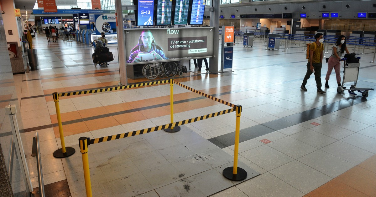 En el Aeropuerto Internacional de Ezeiza sacaron las máquinas para embalar el equipaje. Una medida amigable con el medio ambiente que los "abrevalijas" aprovechan. Foto: Clarín