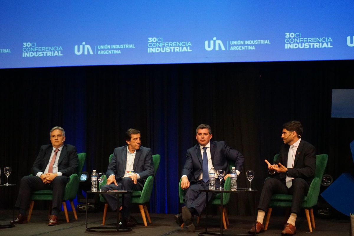 "Es con el mundo del trabajo, con el mundo de la inversión, con la industria, con el campo, con el comercio, con la ciencia, con la tecnología, con todos los desarrollos que apuestan y apuntan a la innovación para generar empleo", argumentó Pullaro para tener una matriz productiva o industrial. "Es con el mundo del trabajo, con el mundo de la inversión, con la industria, con el campo, con el comercio, con la ciencia, con la tecnología, con todos los desarrollos que apuestan y apuntan a la innovación para generar empleo", argumentó Pullaro para tener una matriz productiva o industrial. 