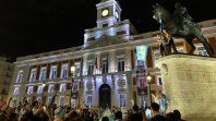 Hinchas de Argentina celebraron alrededor de la estatua de Carlos III, en la Puerta del Sol, antes de los incidentes registrados en Madrid.