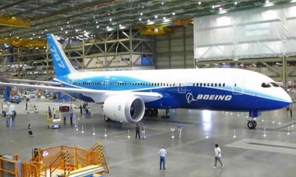 Boeing intenta sortear la tormenta. Boeing intenta sortear la tormenta.
