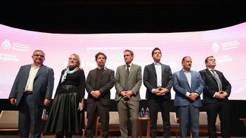 El ministro del Interior , Eduardo de Pedro, junto a gobernadores en el CCK El ministro del Interior , Eduardo de Pedro, junto a gobernadores en el CCK