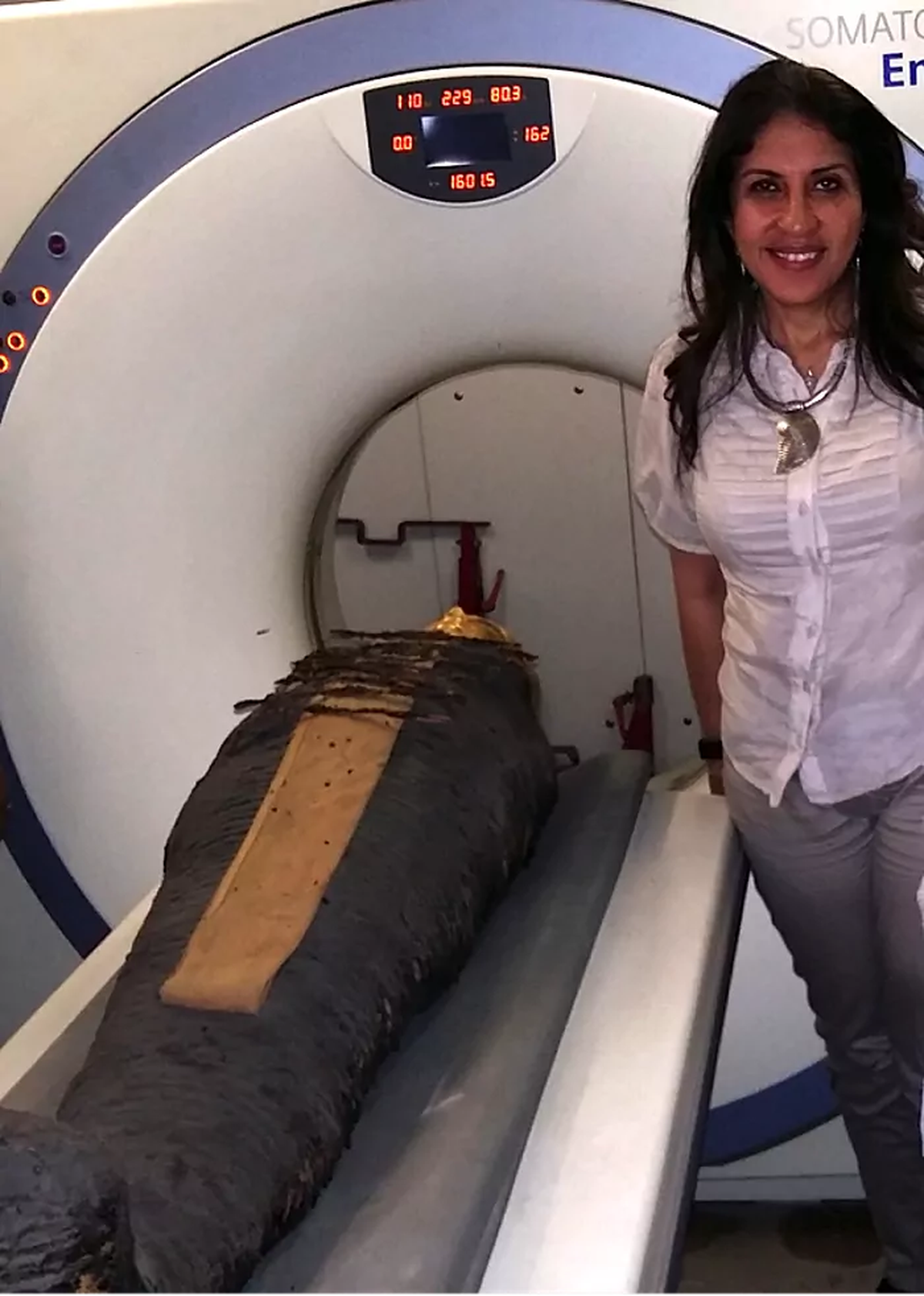 Sahar Saleem junto a la momia del Niño de Oro (Foto: El Mundo)