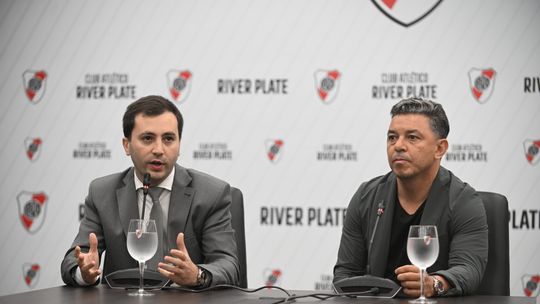 El presidente de River, Stefano Di Carlo, anunció la renovación de Marcelo Gallardo como entrenador del primer equipo hasta diciembre de 2026, antes del Superclásico ante Boca Juniors, que River perdió. El presidente de River, Stefano Di Carlo, anunció la renovación de Marcelo Gallardo como entrenador del primer equipo hasta diciembre de 2026, antes del Superclásico ante Boca Juniors, que River perdió.
