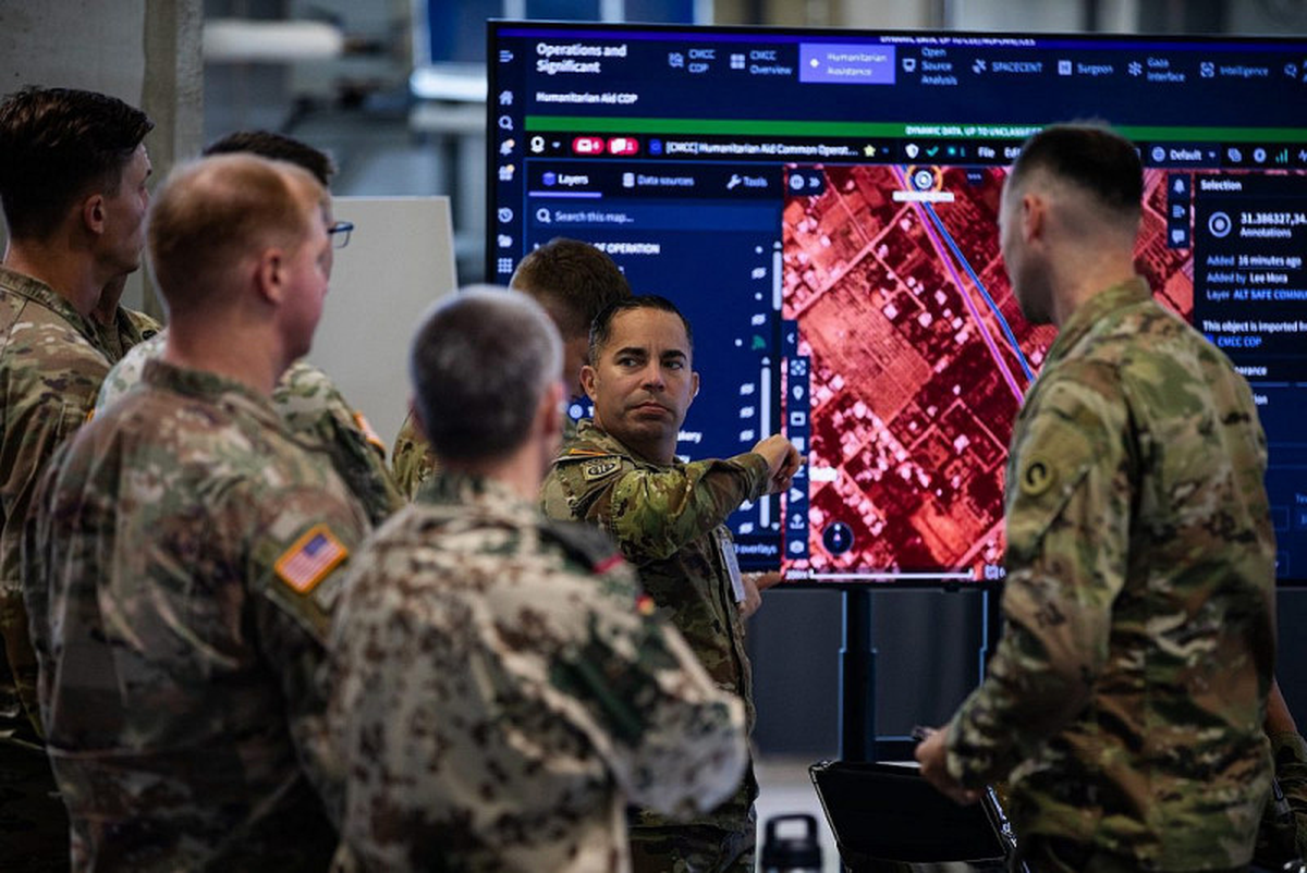 Palantir lidera la hipervigilancia que lleva a cabo Israel contra los palestinos y el software de la empresa de Peter Thiel es usado para marcar objetivos de guerra en Gaza. (Militares de EE. UU. y Alemania usan software de Palantir en el centro de coordinaci&oacute;n civil-militar de Kiryat Gat, en Israel, en noviembre de 2025. FOTO: AFP).
