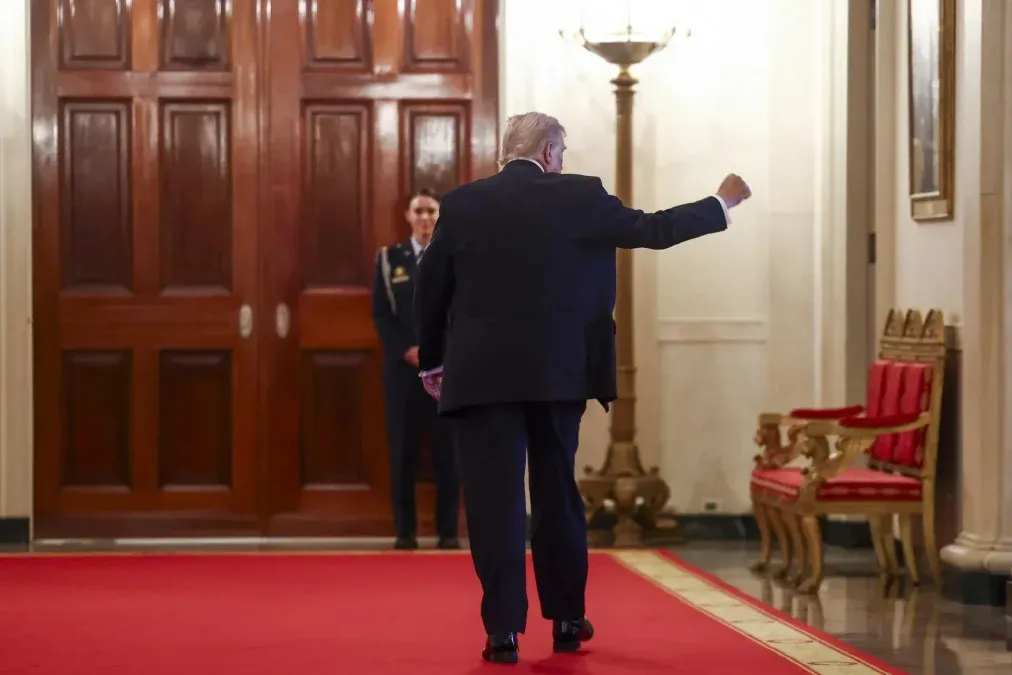 Donald Trump retirándose del Despacho Oval.