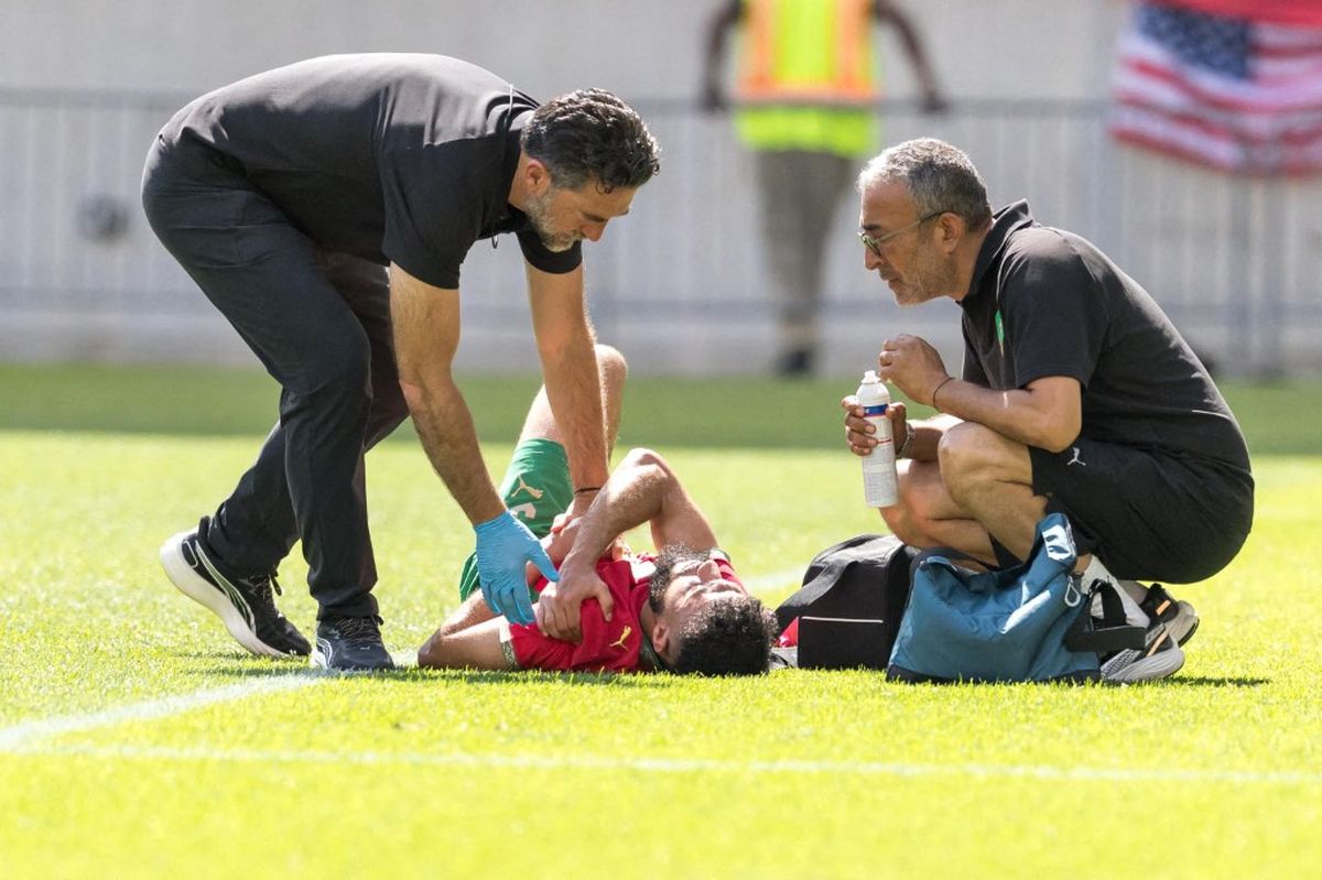 Noussair Mazraoui, lateral del Manchester United, habría sufrido una subluxación en el hombro y Marruecos lo mira contrarreloj antes del debut. Noussair Mazraoui, lateral del Manchester United, habría sufrido una subluxación en el hombro y Marruecos lo mira contrarreloj antes del debut.