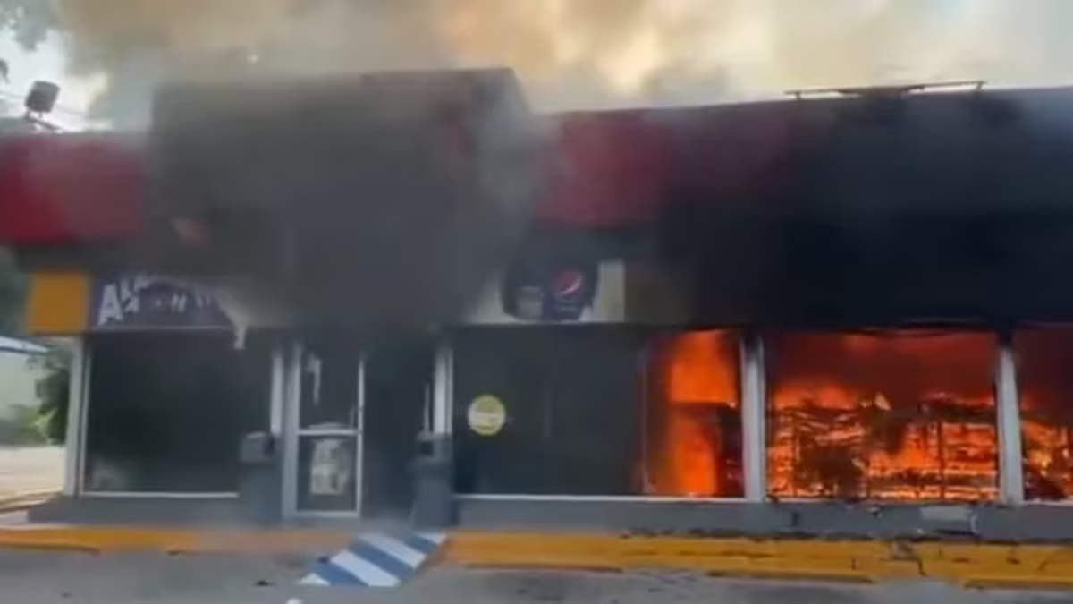 Las tiendas Oxxo se han convertido en un blanco del crimen organizado en los últimos años. (X/@JuanJoseRosales) Las tiendas Oxxo se han convertido en un blanco del crimen organizado en los últimos años. (X/@JuanJoseRosales)