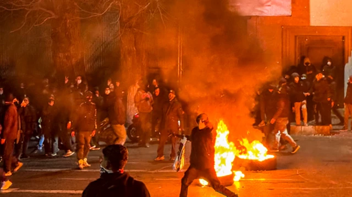 Médicos de Irán dicen estar saturados por la cantidad de muertos, la cual ascendió a más de 2000, tras dos semanas de protestas y por la brutal represión de la Policía. Médicos de Irán dicen estar saturados por la cantidad de muertos, la cual ascendió a más de 2000, tras dos semanas de protestas y por la brutal represión de la Policía.