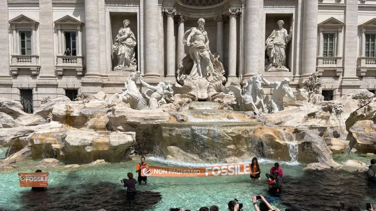 Reciente ataque con distinta causa pero con daño patrimonial en la Fontana di Trevi a 3 km del Coliseo.