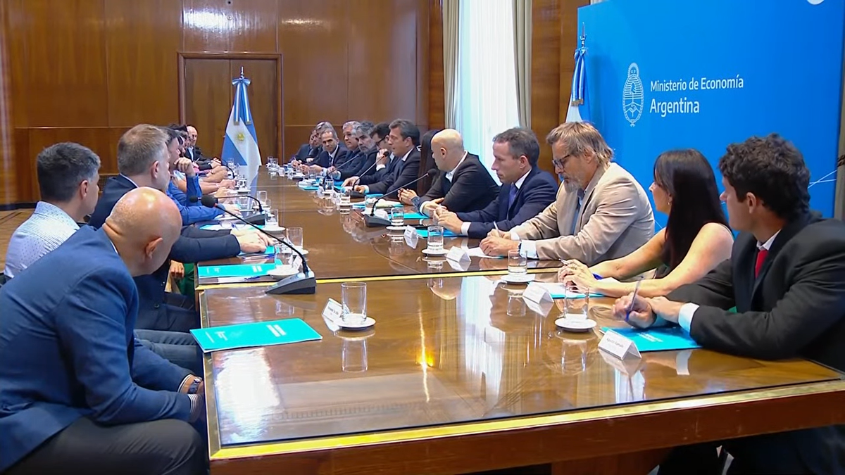 Sergio Massa anunció el acuerdo de la rebaja en una reunión junto a empresarios y el secretario de Comercio, Matías Tombolini.