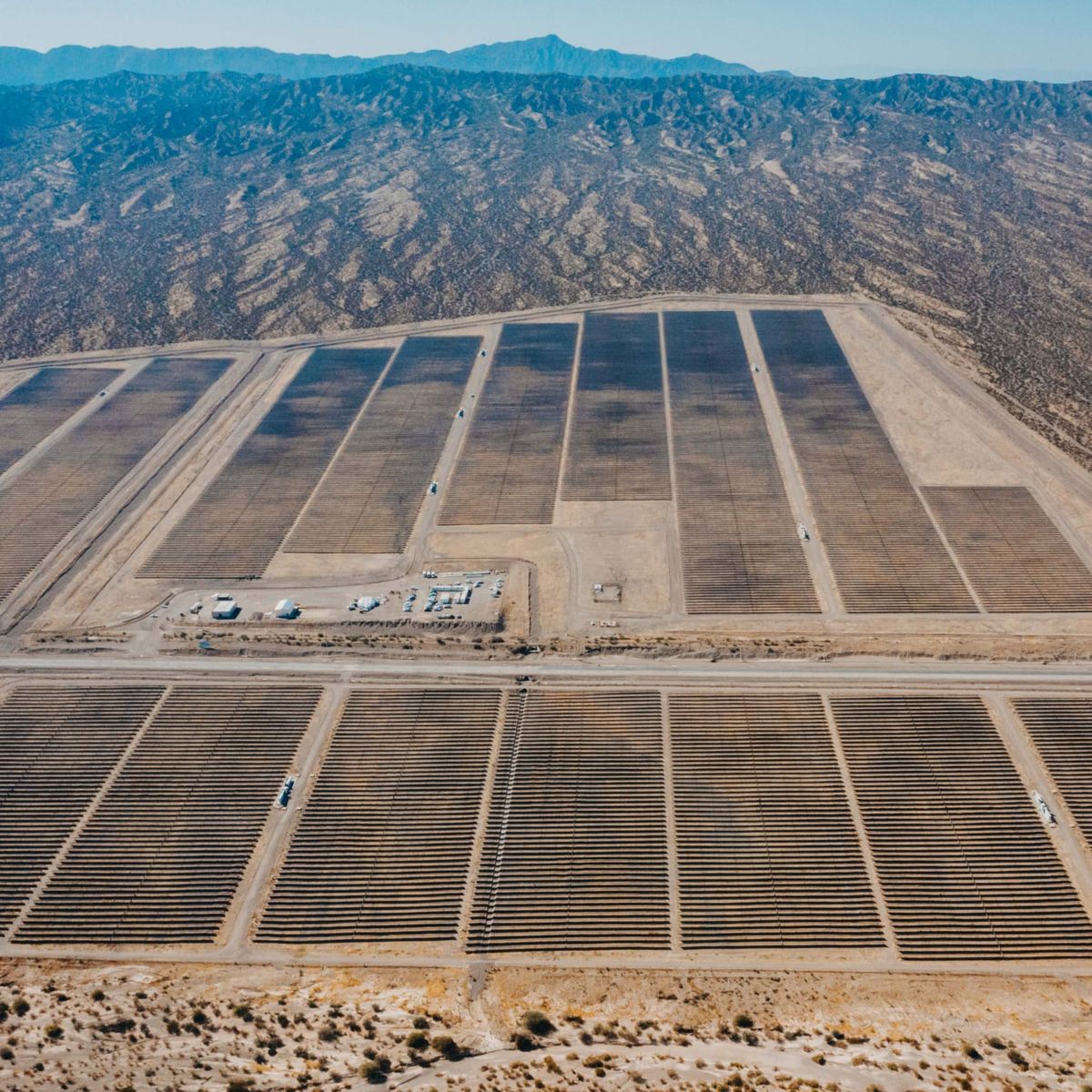Vista superior de los paneles solares en las Sierras del Ullum