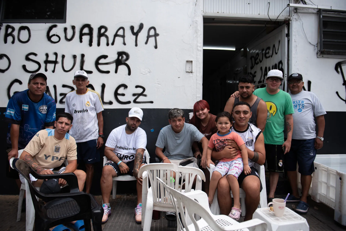 Sin ingresos y sin poder pagar alquileres, varias familias decidieron permanecer dentro del frigorífico como forma de supervivencia y protesta. Sin ingresos y sin poder pagar alquileres, varias familias decidieron permanecer dentro del frigorífico como forma de supervivencia y protesta.