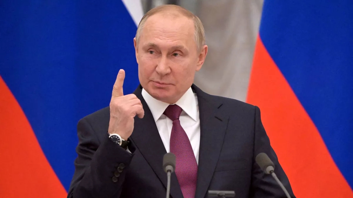 En marzo, Vladímir Putin firmó una ley que impone una pena de prisión de hasta quince años por difundir intencionalmente noticias "falsas" sobre el Ejército, lo que llevó a algunos medios occidentales a sacar a sus periodistas de Rusia.