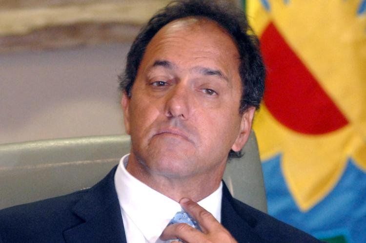 El gobernador bonaerense Daniel Scioli, le respondió a los docentes y al ministro Randazzo.