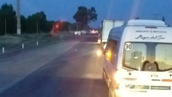 Según informan desde Neuquén, serían desocupados de la UOCRA los que llevan a delante el corte de ruta en el acceso a Vaca Muerta. Según informan desde Neuquén, serían desocupados de la UOCRA los que llevan a delante el corte de ruta en el acceso a Vaca Muerta.