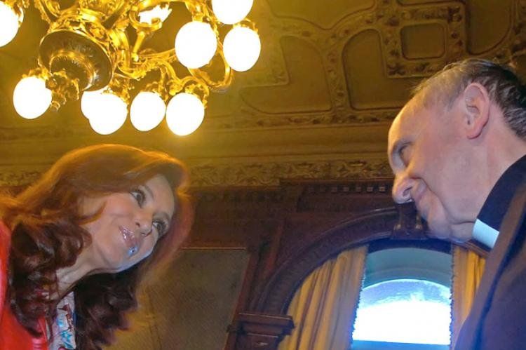 26/11/2008: Cristina Fernandez de Kirchner saluda al cardenal Jorge Bergoglio. FOTO NA