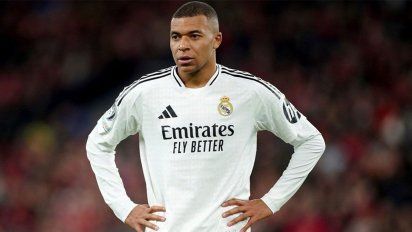 Kylian Mbappé no levanta: Penal errado, solo y burlas en redes por exagerar una falta