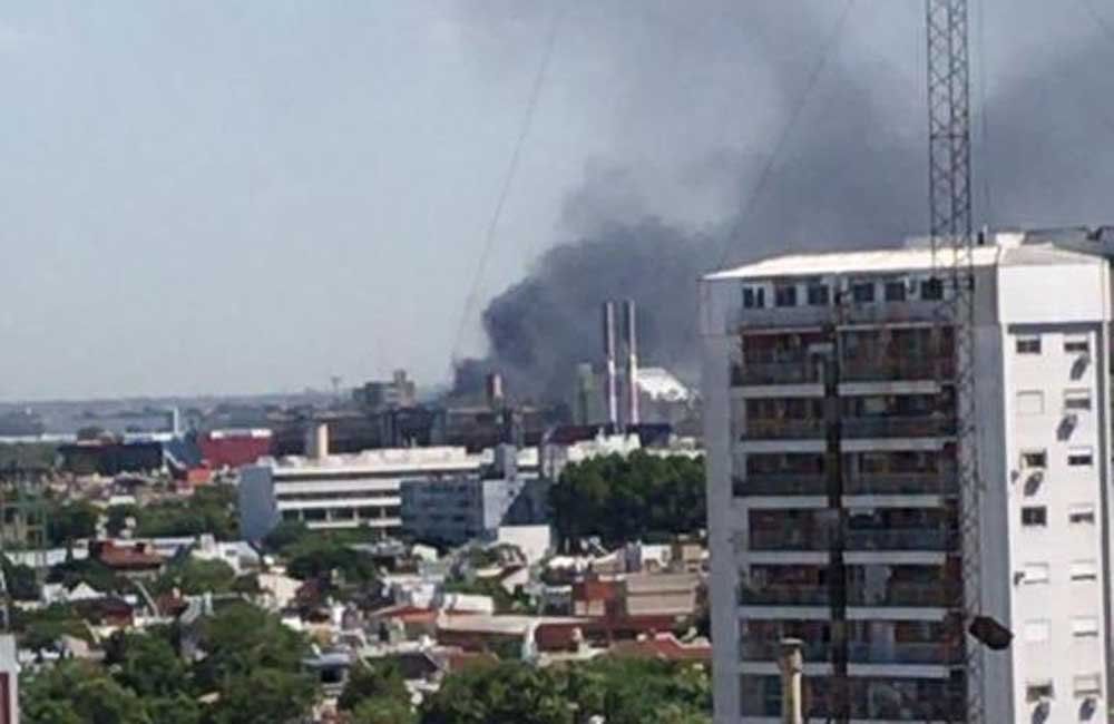 Imagen de la columna de humo de la subestación de Edesur. Imagen de la columna de humo de la subestación de Edesur.